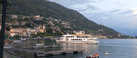 A pochi passi dall'alloggio lo splendido  lungolago