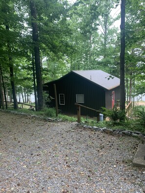 Looking at cabin from lower parking area. Side entrance to cabin.