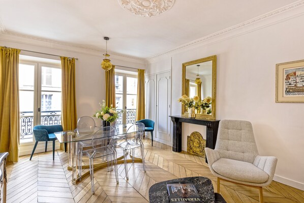 salon salle à manger élégant au style versaillais