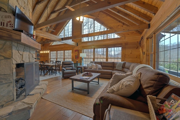 Main Level - Living Area w/ Smart TV & Gas Fireplace