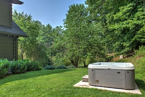 Hot Tub w/ Wooded Privacy
