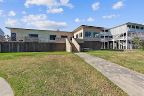 Grass, Lawn, Outdoors, Building, Vegetation