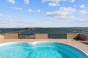Tub, Jacuzzi, Hot Tub, Building, Pool