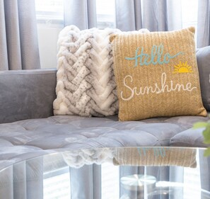 Say hello to this sunny 2BR oasis in the charming town of Alhambra, CA!

