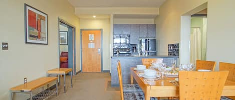 Here you can see the dining area and the kitchen.