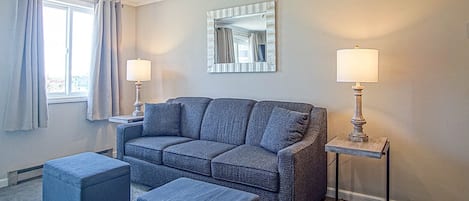 Livingroom with Queen sleeper sofa