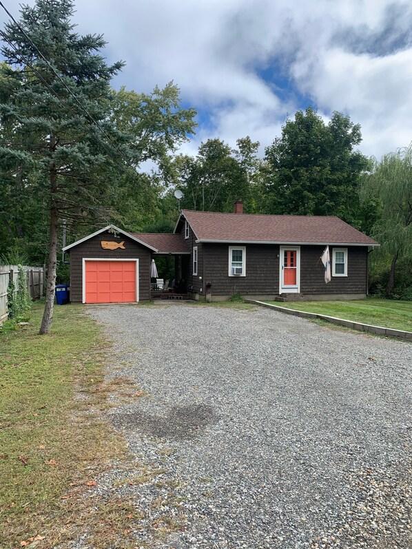 Lobster Cove Cottage
Driveway fits up to 4 cars, can fit a boat or trailer