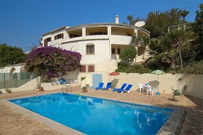 Pool mit Terrasse und Außendusche