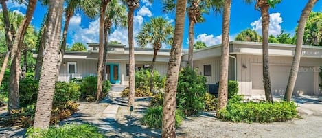 Casey Key 3BR/2B Home w Pool, Beach Access,Boat Dock,sunrise deck, 3/4 acre lot 