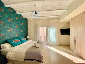 Large bedroom with king size bed (180cm), a/c, large TV and balcony