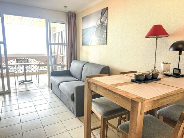 Möbel, Flooring, Interior Design, Fussboden, Wohnung, Zimmer, Stuhl, Decke, Hartholz, Küche & Esszimmer Tisch