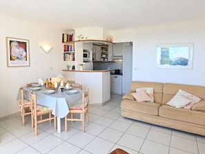 Bilderrahmen, Möbel, Eigentum, Tabelle, Couch, Holz, Interior Design, Wohnzimmer, Flooring, Regale