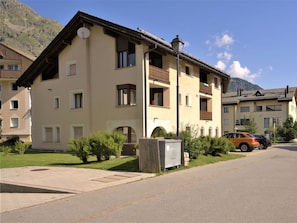 Himmel, Pflanze, Gebäude, Fenster, Haus, Grundstueck, Wolke, Urban Design, Auto