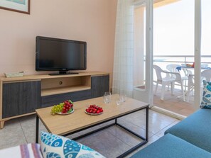 Möbel, Tabelle, Gebäude, Couch, Komfort, Cabinetry, Fernsehen, Wohnzimmer, Interior Design, Fernsehgerät
