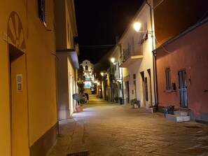 Fenster, Strassenbelag, Gebäude, Elektrizität, Nachbarschaft, Strassenlicht, Blumentopf, Gasse, Strasse, Tönungen Und Schatten