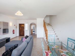 Eigentum, Couch, Möbel, Bilderrahmen, Gebäude, Wohnzimmer, Bücherregal, Interior Design, Fernsehen, Holz