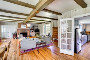 Living Room | Smart TV | Free WiFi