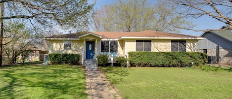 Granbury Vacation Rental | 3BR | 2BA | 1,524 Sq Ft | 3 Stairs Required
