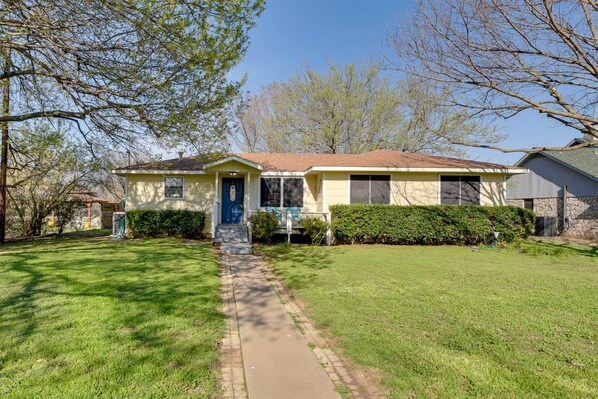 Granbury Vacation Rental | 3BR | 2BA | 1,524 Sq Ft | 3 Stairs Required