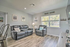 Living Room | Free WiFi (300 Mbps) | Central Air Conditioning | Ceiling Fans