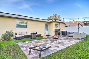 Fenced Backyard | Fire Pit | Gas Grill | Yard Games | Lounge Seating
