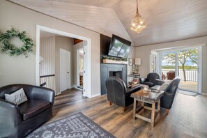Main level large front entry - view of lake from both sides of cabin 