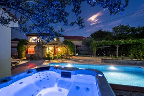 Outdoor spa tub