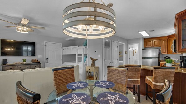 Beachwood Villas 4G Dining Table and Kitchen
