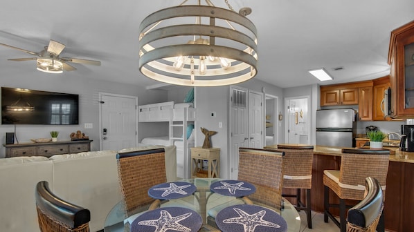 Beachwood Villas 4G Dining Table and Kitchen