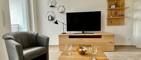 Wohnbereich mit Smart-TV und Sitzgruppe