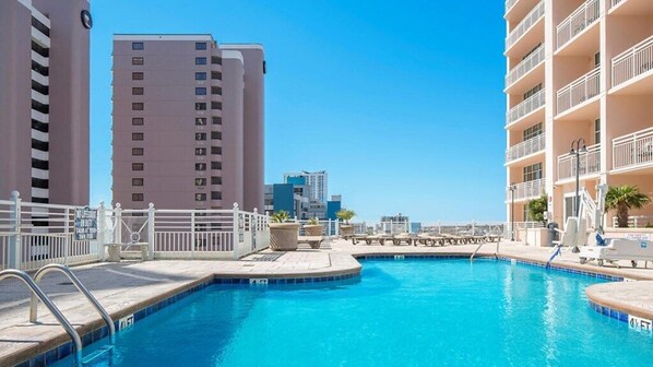 carolina-grande-outdoor-pool.jpg