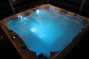 Large 6 person hot tub