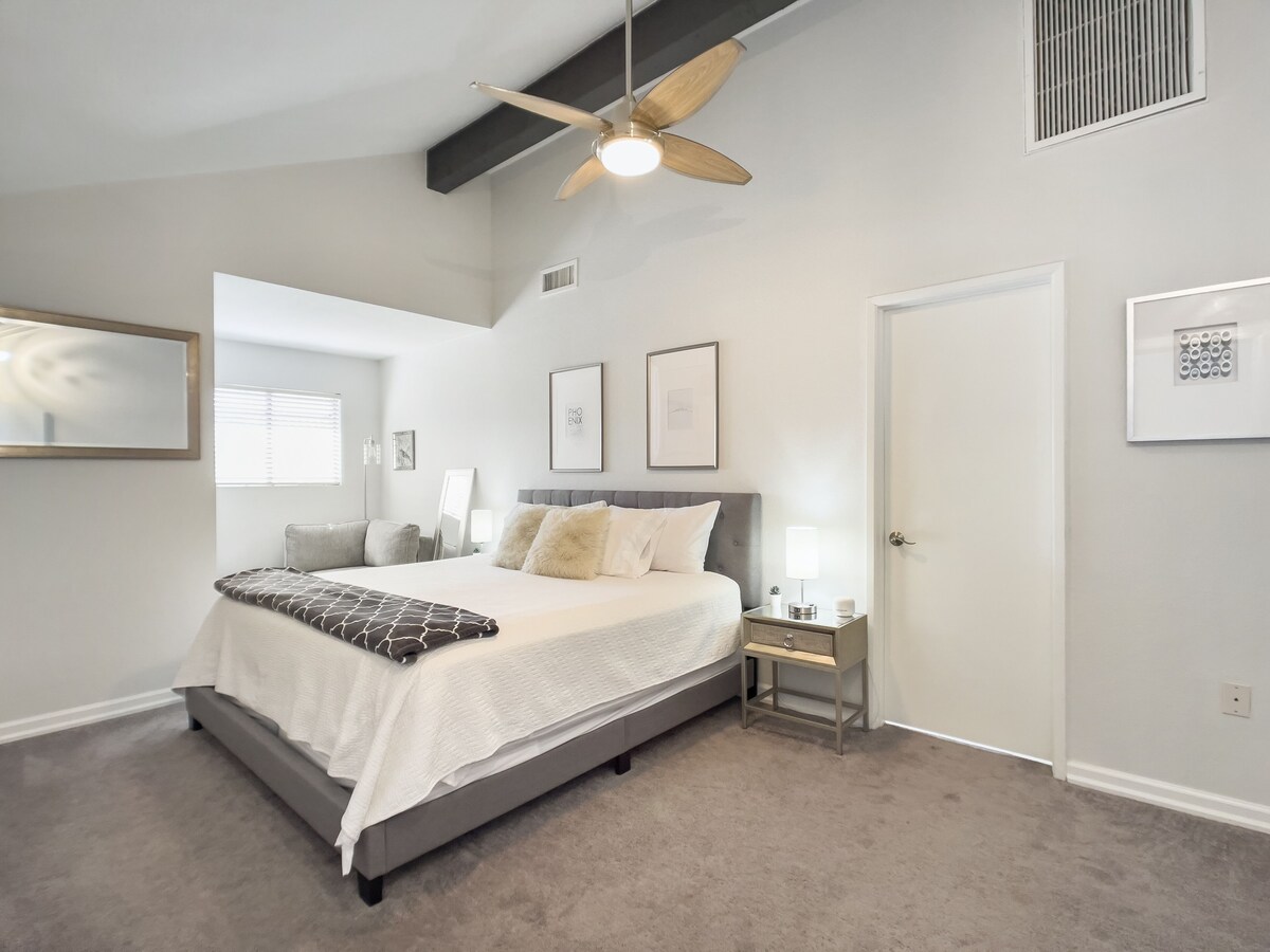 Modern on May ★ Near Cubs Training ★ Pet Friendly