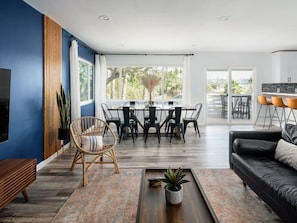 The perfect balance between city life and nature: modern open concept design, large windows to enjoy the beautiful city views and lush greenery, perfect for entertaining with friends and family.
