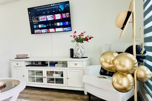 After the beach, find plenty of books, games and a new Samsung 55" smart TV.