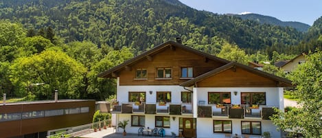 Außenseite Ferienhaus [Sommer]