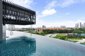 Infinity pool