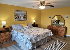 Master kind bedroom w/ full bath