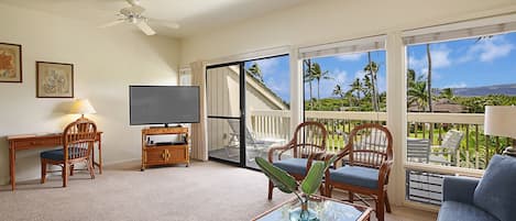 Living Room with Mountain Views - Manualoha 903