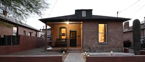 Iron Horse 2BR / 2BA beautiful historic home just walking distance to 4th Ave and Hotel Congress