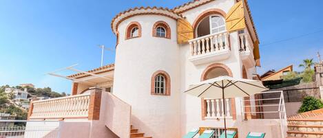 Villa Calma- Traditional villa with sea view in Sitges- Private pool 