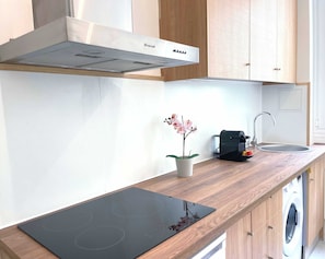 Fully equipped kitchen with a washer