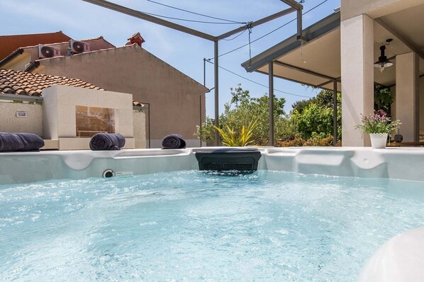 Outdoor spa tub