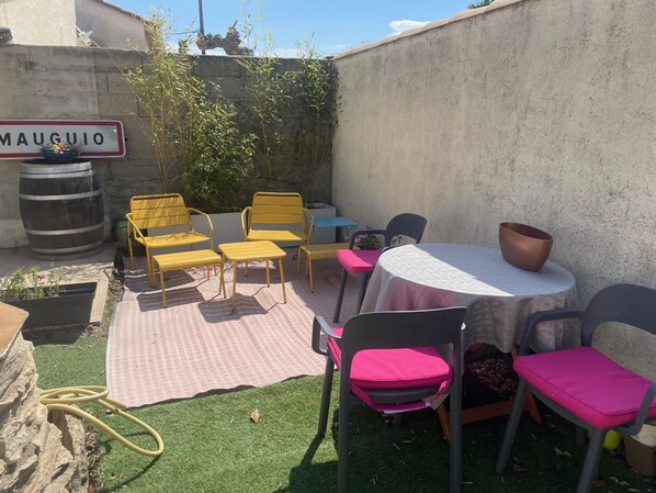 le salon d'été avec la plancha