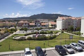 Vista privilegiada para a Serra de Sintra, com um parque infantil e jardim...