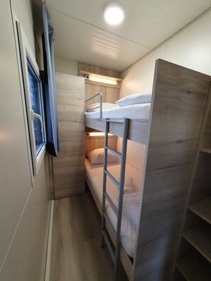 Bedroom 2 (bunk beds)