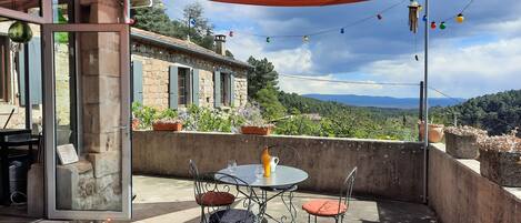 Grande terrasse ombragée, vue panoramique. 