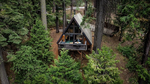 Stunning aerial view of Sway Chalet, featuring a spacious deck perfect for relaxation and outdoor gatherings.