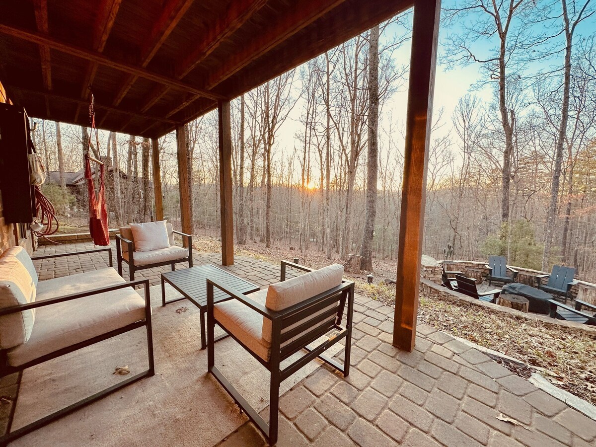 Spacious 3 Level Cabin+Modern+Hot TuB+Arcade+Grill+Fireplace+FirePit