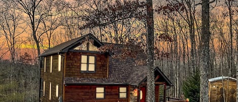 Come experience tranquility and relaxation at Sway House, ideally located between the quaint towns of Blue Ridge and MacCaysville/Copperhill